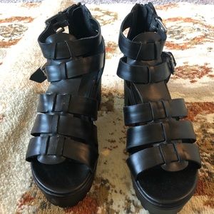 MADDEN GIRL “DAIZZY” Chunky Heel/Sandals